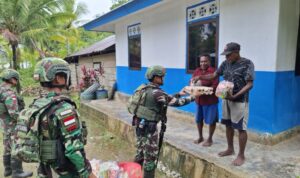 Satgas Yonif 642/Kps Bagikan Sembako ke Rumah-Rumah Warga Warwasi, Ternyata Ini Tujuannya