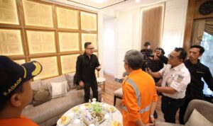 Wamendagri Bima Arya: Kalau Warga Saja Mau Naik Transportasi Umum, Pejabat Jangan Gengsi!