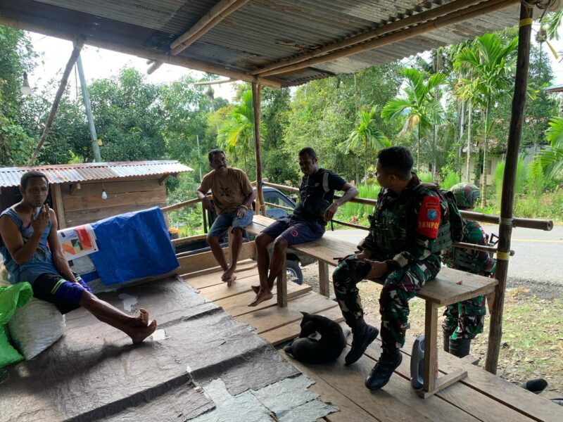 Hangatnya Kehadiran Satgas Yonif 642/Kps di Kampung Kramomongga: Menjalin Silaturahmi, Menanamkan Rasa Aman