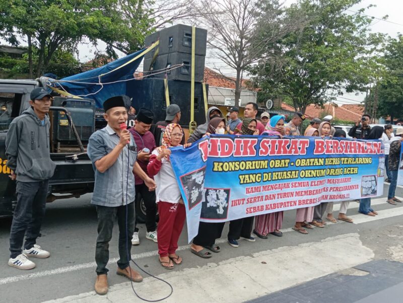 Dewan Dikepung! Emak-emak Brebes Tagih Janji Berantas Obat Terlarang