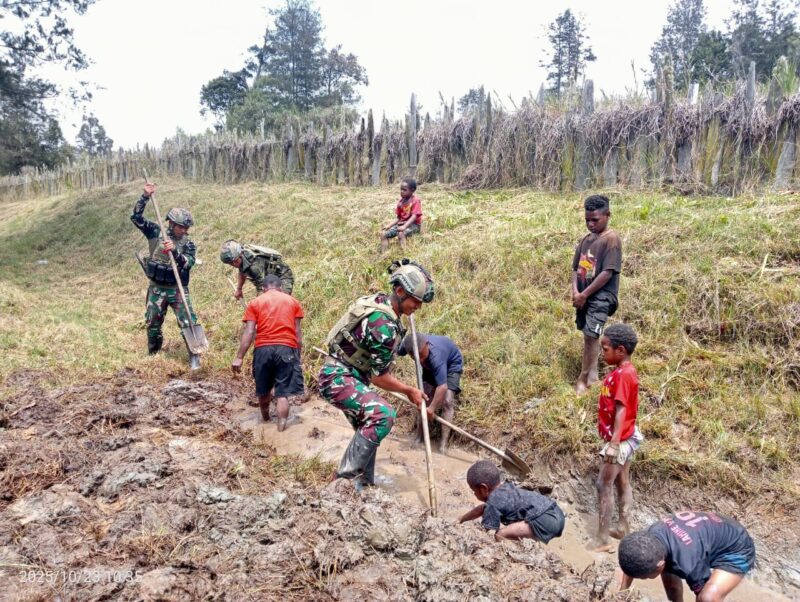 Satgas Yonif 700/WYC dan Warga Nipuralome Bergotong Royong Bersihkan Lingkungan di Puncak Papua