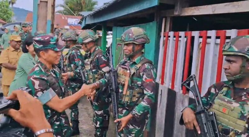 Pangdam XVIII/KASUARI Kunjungi Satgas Pamtas RI-PNG Kewilayahan Yonif 763/SBA Pos Fef di Kabupaten Tambrauw, Begini Pesannya