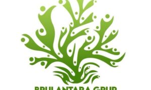 Buatkan gambar visual ilustratif yang menarik dan eye catching terkait berita "Jihad Zaman Now, Gus Lilur: Santri Bertarung Lawan Krisis Pangan, Bukan Penjajah! di bawah ini: Jihad Zaman Now, Gus Lilur: Santri Bertarung Lawan Krisis Pangan, Bukan Penjajah! SUMENEP — Semangat jihad kembali bergema di Hari Santri Nasional 2025, namun bukan lagi dengan senjata. Kali ini, ribuan santri dari Bandar Laut Dunia Grup (BALAD Grup) dan anak perusahaannya Bandar Rumput Laut Nusantara (BRULANTARA) Grup turun langsung ke laut untuk melakukan “Jihad Ketahanan Pangan”. Kegiatan itu digelar di Teluk Pulau Malang, Desa Saobi, Kecamatan Kangayan, Kabupaten Sumenep, Jawa Timur, Rabu (22/10). Sejak pukul 06.30 pagi, para santri memulai penanaman rumput laut di area seluas tujuh hektar — langkah awal menuju target besar budidaya 50.000 hektar rumput laut, yang digadang-gadang akan menjadi budidaya rumput laut terbesar di dunia. --- Dari Resolusi Jihad ke Jihad Pangan Pendiri dan pemilik BALAD Grup sekaligus BRULANTARA Grup, HRM Khalilur R Abdullah Sahlawiy atau Gus Lilur, menyebut gerakan ini sebagai bentuk jihad masa kini. > “Dulu santri berjuang melawan penjajahan dengan bambu runcing. Sekarang santri berjihad melawan krisis pangan dengan rumput laut. Ini jihad zaman now,” ujar Gus Lilur dengan semangat. Ia menegaskan, Hari Santri bukan hanya momentum mengenang Resolusi Jihad 22 Oktober 1945 yang dikumandangkan Hadratus Syaikh KH. Hasyim Asy’ari, tetapi juga ajakan bagi santri masa kini untuk menjaga kedaulatan pangan bangsa. > “Kedaulatan hari ini bukan lagi di medan perang, tapi di laut dan ladang. Santri harus menjadi pelopor ekonomi baru yang mandiri, adil, dan berkeadilan sosial,” tambahnya. --- Beras dari Laut untuk Dunia Melalui BRULANTARA Grup, Gus Lilur menargetkan Indonesia menjadi kiblat baru budidaya rumput laut dunia. Program ini juga menjadi wujud nyata komitmen santri dalam menciptakan sumber pangan alternatif yang berkelanjutan. Selain memperluas budidaya rumput laut hingga 50.000 hektar, BRULANTARA Grup akan membangun pabrik pengolahan “beras rumput laut” di Kabupaten Sumenep dan Kabupaten Situbondo, Jawa Timur. Produk ini dikembangkan sebagai solusi pangan masa depan yang kaya nutrisi dan ramah lingkungan. > “Laut adalah masa depan bangsa. Dari laut kita makan, dari laut kita berdaulat,” tutur Gus Lilur. --- Santri, Laut, dan Kedaulatan Pangan Dengan 72 persen wilayah Indonesia berupa laut, Gus Lilur menilai sudah saatnya laut dijadikan pusat ketahanan pangan nasional. Gerakan “Jihad Ketahanan Pangan” menjadi simbol bahwa santri tak lagi hanya berdoa dan mengaji, tapi juga mampu mencipta dan menanam untuk kemakmuran umat. > “Santri berdaya, santri berbudidaya. Inilah cara kami melanjutkan jihad Hadratus Syaikh — mempertahankan kemerdekaan lewat kemandirian pangan,” pungkasnya. --- Selamat Hari Santri Nasional 22 Oktober 1945 – 22 Oktober 2025. Santri Berdaya, Santri Berbudidaya, Santri Berjihad Lawan Krisis Pangan untuk Indonesia Berdaulat.