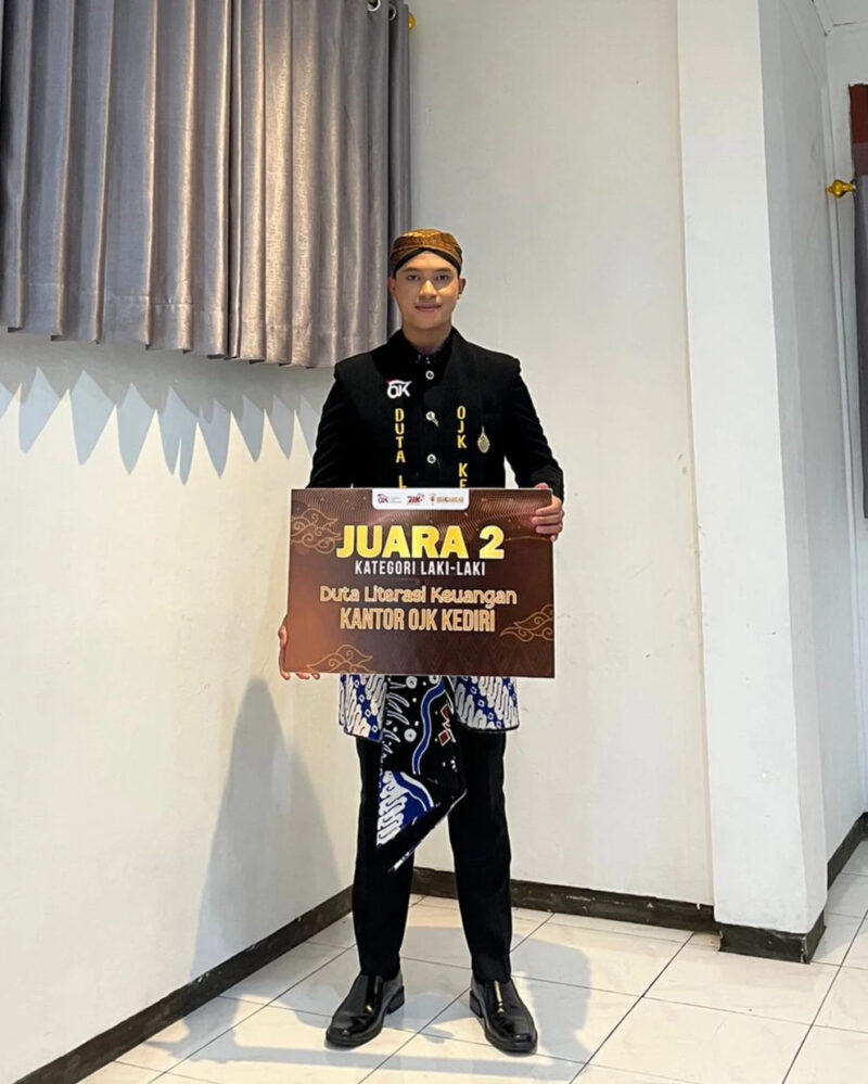 Ilham UNAIR Bawa Pulang Juara Duta Literasi OJK, Sembari Bangun Kesadaran Finansial Anak Muda