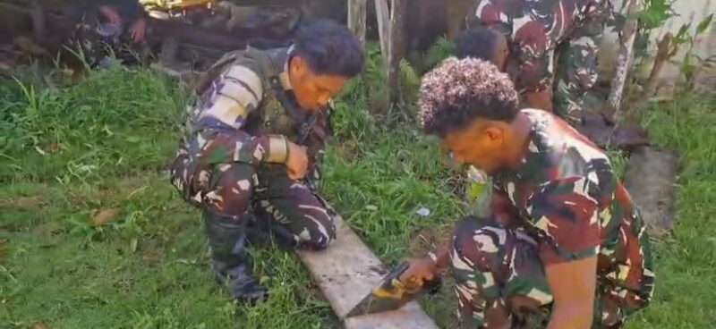 Satgas Pamtas RI-PNG Yonif 763/SBA Bantu Memperbaiki Tangga Rumah Warga Kampung Suswa