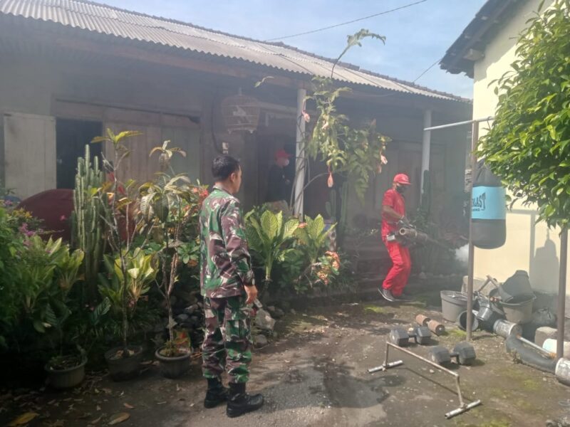 Cegah DBD, Babinsa Cepogo Dampingi Fogging dan Ajak Warga Bergerak Bersama Jaga Lingkungan