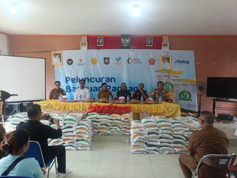 Dandim 1208/Sambas Kawal Penyaluran Bantuan Pangan di Perbatasan Sajingan Besar