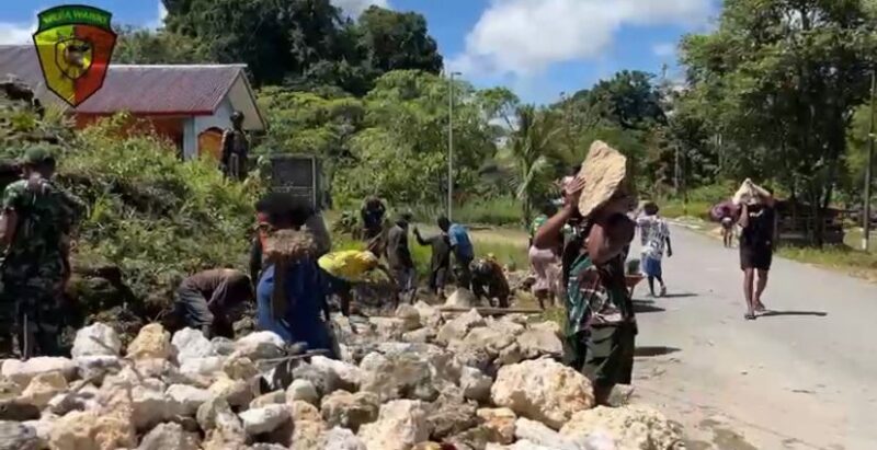 Satgas Pamtas RI-PNG Yonif 763/SBA Gelar Karya Bakti di Kampung Aisyo