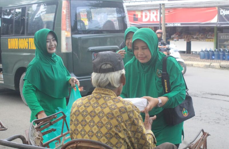Sentuhan Kepedulian Persit untuk Tukang Becak Trenggalek di Tengah Pendapatan Tak Menentu