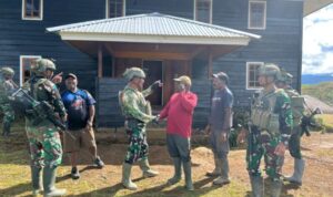 Satgas Yonif 700/WYC dan Warga Puncak Bergotong Royong Bersihkan Gereja, Hangatkan Semangat Kebersamaan di Pegunungan Papua