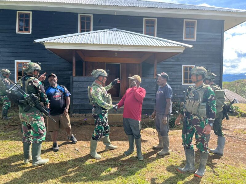 Satgas Yonif 700/WYC dan Warga Puncak Bergotong Royong Bersihkan Gereja, Hangatkan Semangat Kebersamaan di Pegunungan Papua