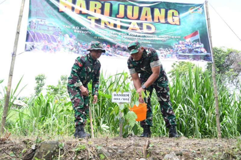 Cegah Banjir di Kebonduren, Prajurit Korem 081/DSJ Perkuat Tanggul Lewat Penghijauan Strategis