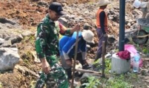Cegah Longsor, Serda Supriyadi dan Warga Gotong Royong Bangun Talud Desa