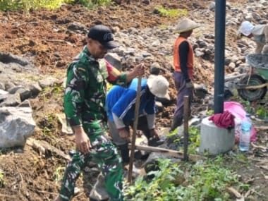 Cegah Longsor, Serda Supriyadi dan Warga Gotong Royong Bangun Talud Desa