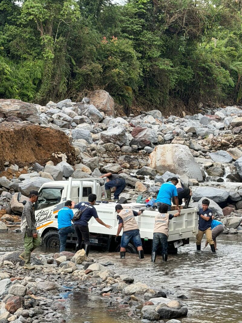 Mahasiswa FTMM UNAIR Pulihkan Akses Listrik dan Internet di Lokasi Bencana Agam