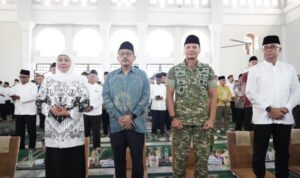 Kasdam V/Brawijaya Hadiri Penyerahan Sertifikat Wakaf di Masjid Al-Akbar, Tegaskan Dukungan TNI Jaga Aset Umat