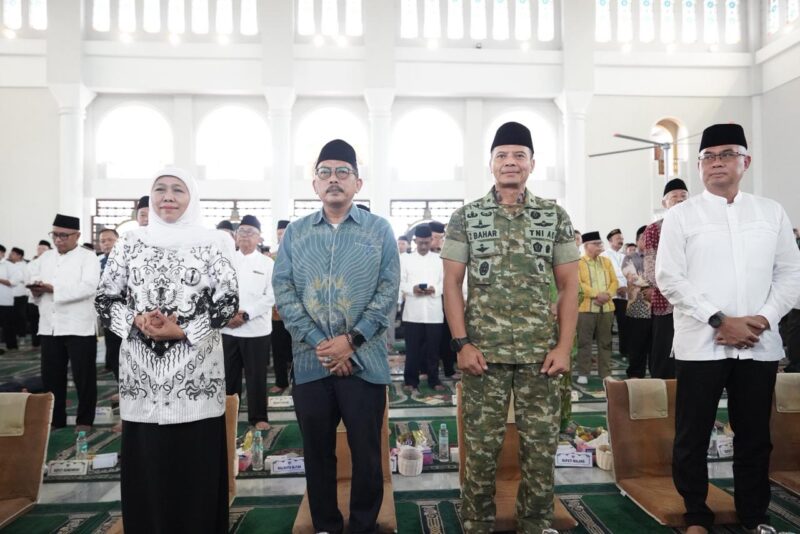 Kasdam V/Brawijaya Hadiri Penyerahan Sertifikat Wakaf di Masjid Al-Akbar, Tegaskan Dukungan TNI Jaga Aset Umat