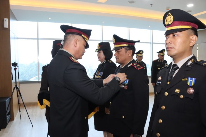 Polres Metro Jakarta Barat Anugerahkan Satyalancana Pengabdian kepada 54 Personel