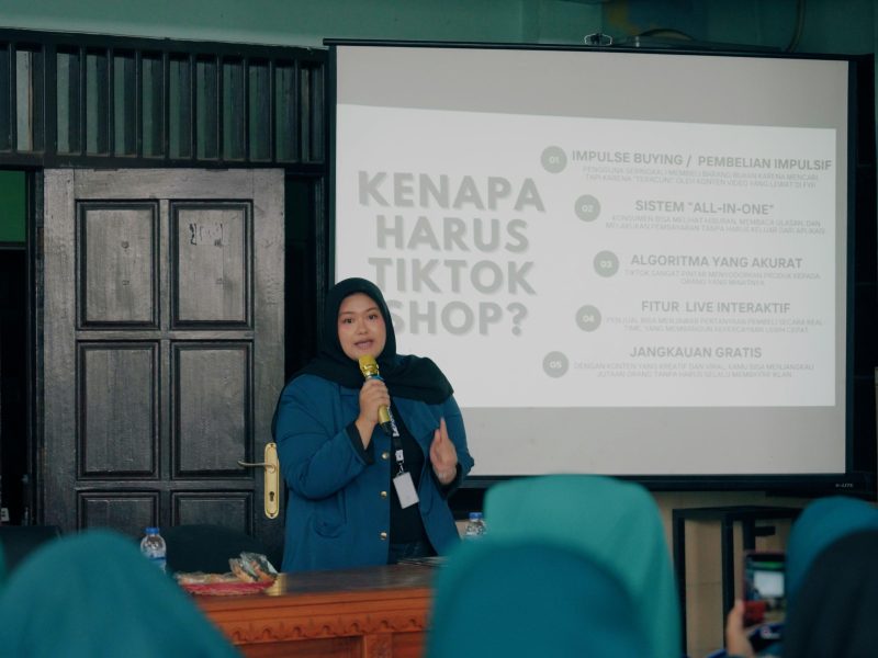 Mahasiswa KKN UNAIR Dorong UMKM Desa Sekarkurung Go Digital lewat TikTok Shop