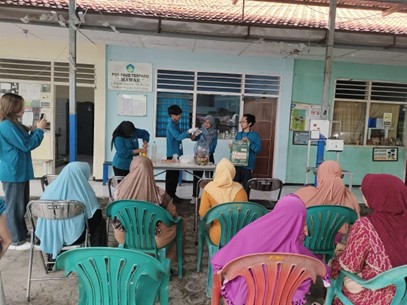 Mahasiswa UNAIR Ajak Warga Mulyorejo Olah Limbah Kulit Buah Jadi Pupuk Cair