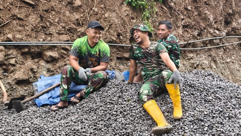 Di Tengah Terik dan Lelah, Tawa Satgas TMMD dan Warga Wonogiri Menguatkan Kebersamaan
