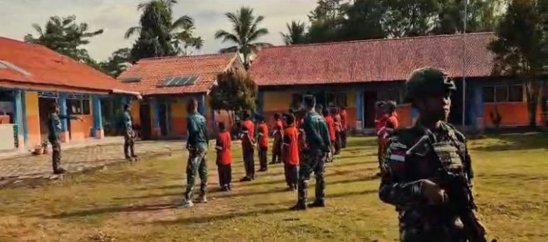 Prajurit Pos Suswa dan Pelajar SMP di Perbatasan RI-PNG Berolahraga Bersama