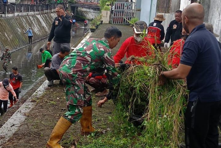 Babinsa di Surakarta Siaga Musim Hujan, Pantau Bengawan Solo dan Bersihkan Lingkungan Bersama Warga