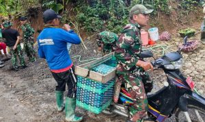 Menembus Hujan dan Jalan Berlumpur, Babinsa Wonogiri Antar Logistik demi Kelancaran TMMD