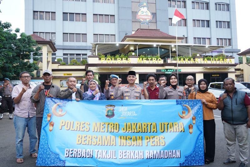 Polisi dan Wartawan di Jakarta Utara Bagikan Takjil, Teguhkan Kolaborasi di Bulan Ramadhan