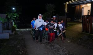 Bangunkan Warga untuk Sahur, Prajurit TMMD di Blitar Pererat Kedekatan dengan Masyarakat