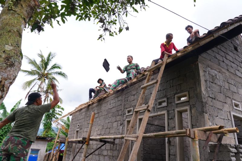 Gotong Royong Satgas TMMD dan Warga Blitar Renovasi Rumah Mbah Ayem, Hadirkan Harapan Baru