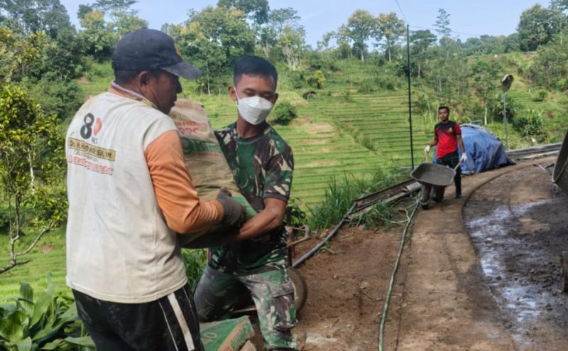 Saat Prajurit dan Warga Wonogiri Bahu-Membahu Bangun Jalan Desa, Kemanunggalan Itu Terlihat Nyata