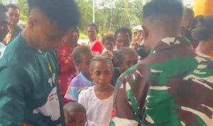 Membangun Kepercayaan Lewat Kepedulian, Prajurit Satgas Berbagi di Gereja Konja