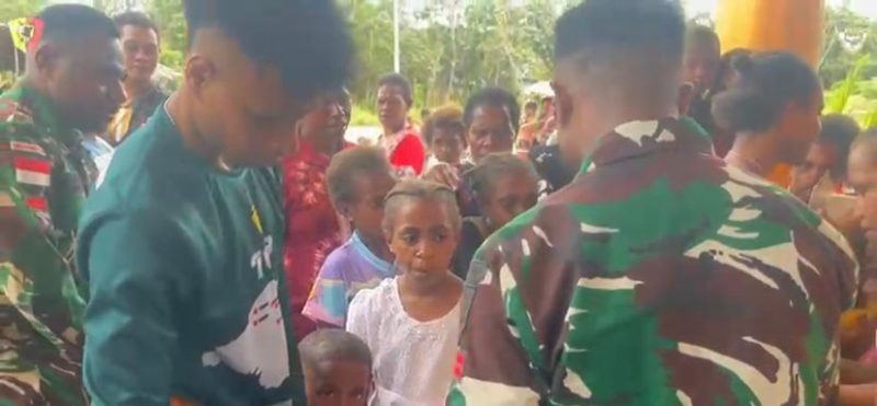 Membangun Kepercayaan Lewat Kepedulian, Prajurit Satgas Berbagi di Gereja Konja