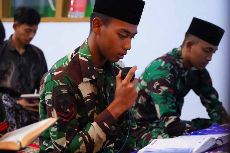 Usai Mengaspal Jalan di Bawah Terik, Satgas TMMD Blitar Isi Malam Ramadan dengan Tadarus Bersama Warga