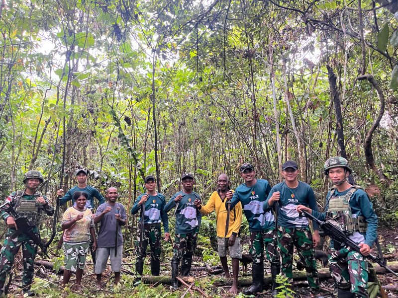 Di Tengah Ramadan, Prajurit Pamtas Bantu Warga Afkrem Papua Bersihkan Kebun