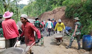 Berpuasa di Bawah Terik, TNI dan Warga Desa Kembang Kebal Targetkan Jalan Rampung