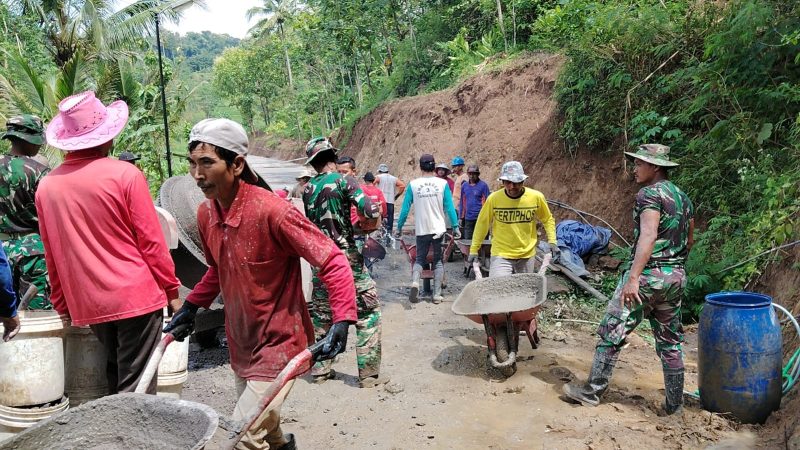Berpuasa di Bawah Terik, TNI dan Warga Desa Kembang Kebal Targetkan Jalan Rampung