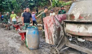 Antrean Angkong Warnai Pengecoran Jalan TMMD di Wonogiri, Warga dan TNI Bergotong Royong