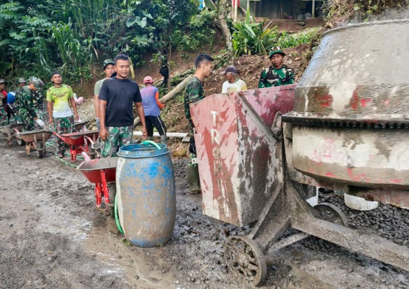 Antrean Angkong Warnai Pengecoran Jalan TMMD di Wonogiri, Warga dan TNI Bergotong Royong