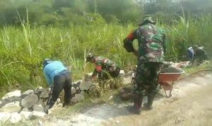 Babinsa dan Warga Bangun Talud Jalan Kampung di Gesi Sragen