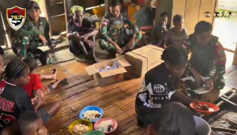 Di Kampung Bamusbama, Prajurit Satgas Yonif 763/SBA dan Warga Merawat Kepercayaan di Meja Makan