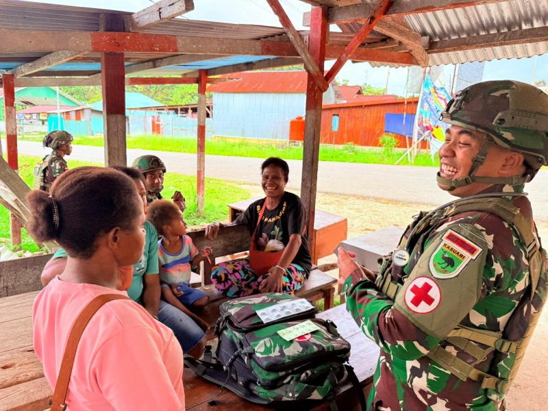 Di Pedalaman Papua, Prajurit TNI Hadirkan Layanan Kesehatan Gratis bagi Warga Aisyo