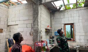 Hujan Angin Rusak Rumah di Pule, Babinsa dan Warga Gotong Royong Evakuasi