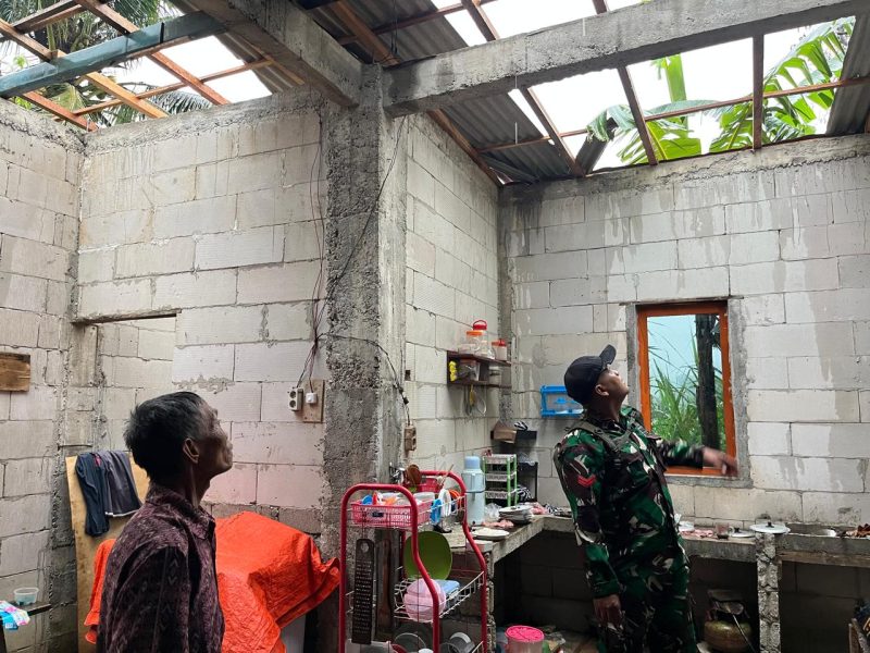 Hujan Angin Rusak Rumah di Pule, Babinsa dan Warga Gotong Royong Evakuasi