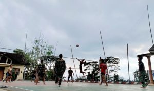 Menanti Berbuka, Satgas TMMD ke-127 Kodim Wonogiri Bangun Keakraban Lewat Laga Voli Bersama Pemuda
