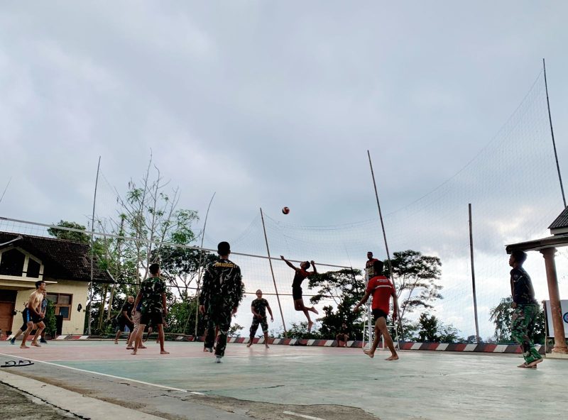 Menanti Berbuka, Satgas TMMD ke-127 Kodim Wonogiri Bangun Keakraban Lewat Laga Voli Bersama Pemuda