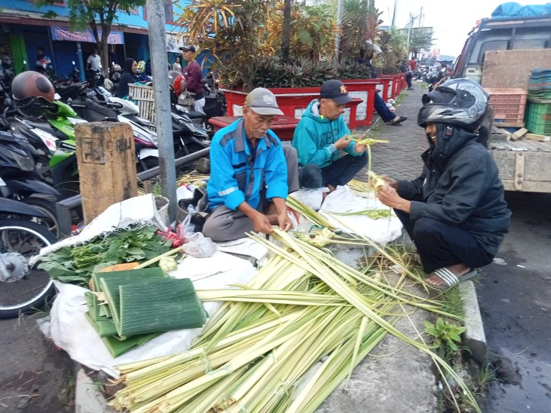 Hari Raya Ketupat, Pedagang Janur Dadakan di Malang Untung Besar
