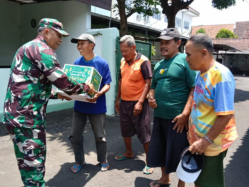 Sambut Lebaran, Kodim Tulungagung Bagikan Bingkisan kepada Anggota dan Warga