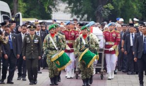 Panglima TNI Pimpin Penyerahan Jenazah Try Sutrisno, Presiden Prabowo Irup Pemakaman di Kalibata